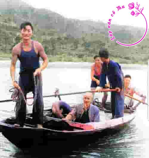Cảm nhận bài thơ "Đi thuyền trên sông Đáy" của Hồ Chí Minh