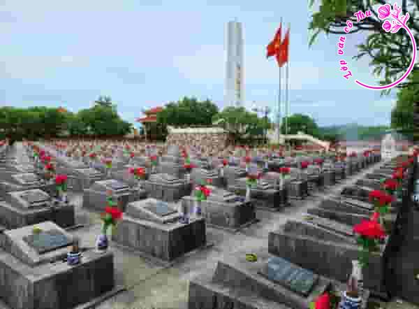 Phân tích đoạn trích "Đất nước - những nghĩa trang" của Hà Linh